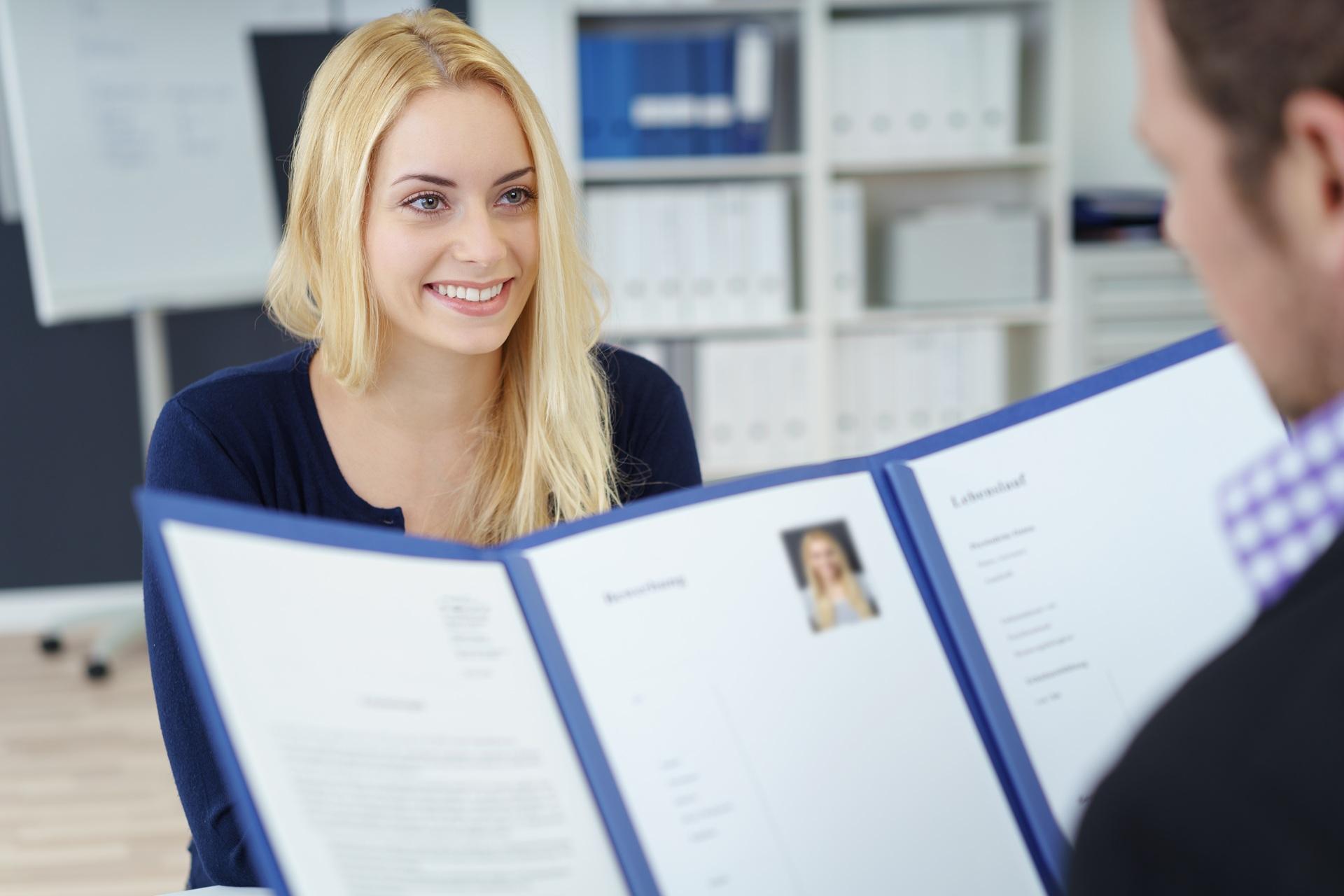 Bewerberin im Gespräch mit Lebenslauf | Jobs Logopädie Düsseldorf