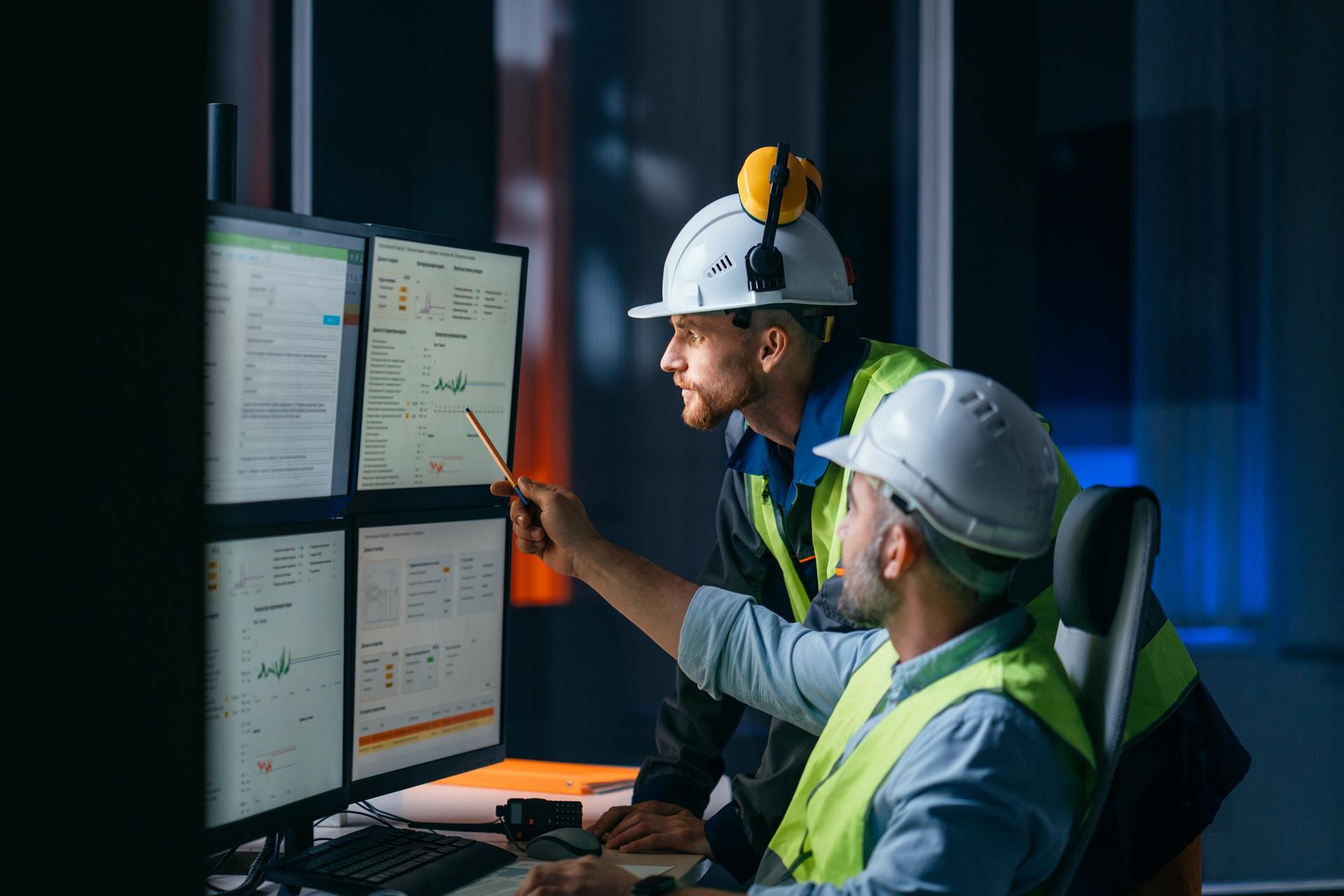 Fachkraefte analysieren Produktionsdaten am Bildschirm | Automatisierungslösungen